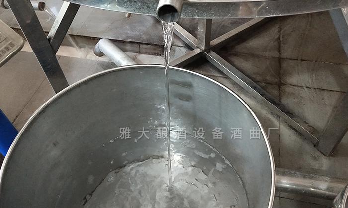 雅大烤酒設(shè)備出酒快，操作簡單