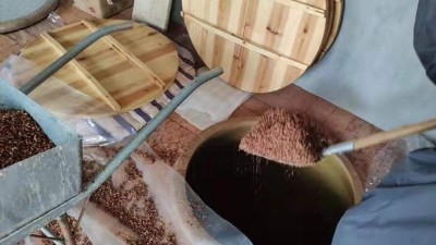 身邊有個(gè)用白酒生產(chǎn)設(shè)備釀純糧酒的朋友，千金難求...