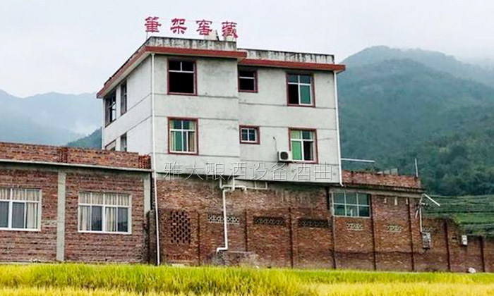 23-驚，藥材商竟改行用不銹鋼釀酒設(shè)備開(kāi)了個(gè)“筆架窖藏”酒坊！