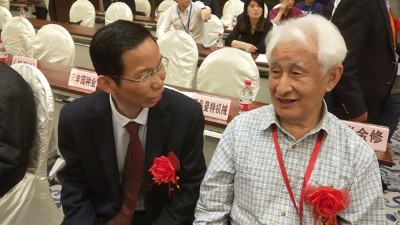 季老說喝不起茅臺喝農村烤酒設備釀的五糧酒，這是...