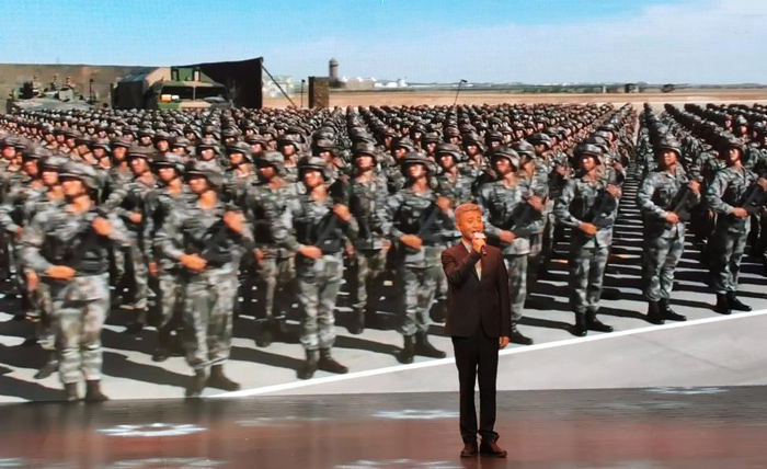10曲藝名家、原火箭軍文工團團長周煒演唱歌曲《綠色軍衣》