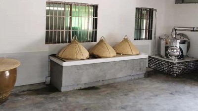 1臺傳統(tǒng)釀酒設備+幾口大缸+70平米民房，釀酒就這么簡單