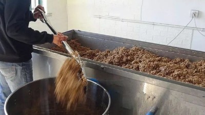用釀白酒設備和傳統手藝釀造稻谷酒迎新春，每天買酒的人擠爆門檻