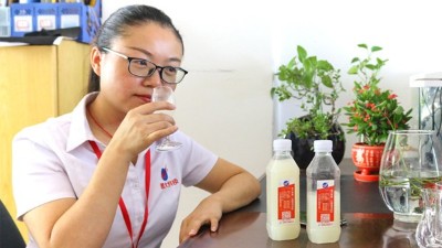 高粱釀酒設(shè)備：醉好的生活莫過(guò)于兜里有錢，心里有光，杯中有酒