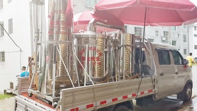 推著小型烤酒設(shè)備上門加工釀酒，顧客在意的到底是什么？