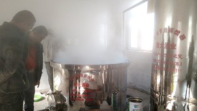為什么越來越多的人選擇用不銹鋼釀酒設(shè)備回農(nóng)村開酒坊？