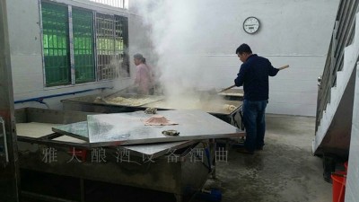 固態(tài)釀酒蒸糧時用蒸汽釀酒設(shè)備好，還是木甑好？