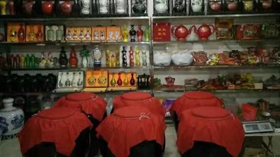 沒(méi)手藝！沒(méi)本錢(qián)！一套小型燒酒設(shè)備就在農(nóng)村開(kāi)純糧酒坊賺錢(qián)