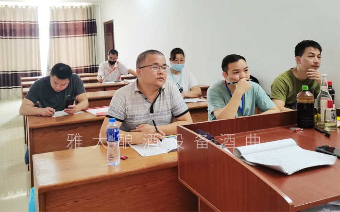 5.8李姐在認真的學(xué)習(xí)釀酒設(shè)備（帶口罩的）