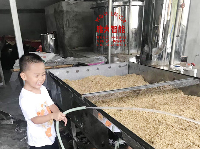教孫子用雅大釀酒設(shè)備做酒，體驗傳統(tǒng)釀酒文化