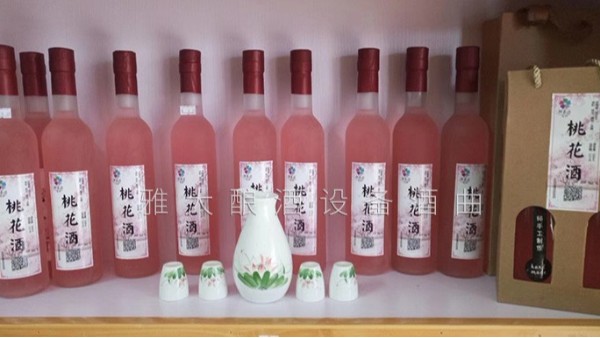 桃花源不僅桃花美，用熟料釀酒設(shè)備釀造的桃花酒更美