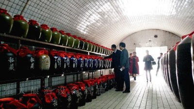 驚！原來用釀酒白酒設(shè)備釀造企業(yè)定制酒好處這么多！