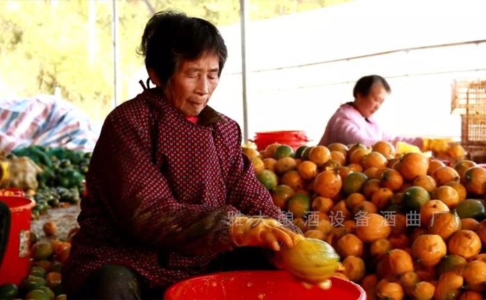為當(dāng)?shù)卮迕裉峁┝藣徫?，提高了整體村民收入