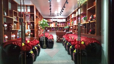 小酒坊開啟現(xiàn)蒸現(xiàn)賣模式，純糧釀酒設(shè)備做酒過程對外全公開！