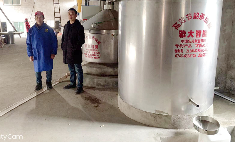 雅大技術(shù)老師上門指導設(shè)備安裝和客戶釀酒全過程被曝光-生物顆粒釀酒設(shè)備出酒6