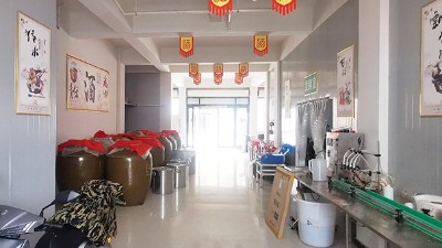 辛苦打工賺錢難，還不如買套蒸酒設(shè)備回家釀酒賺錢多！