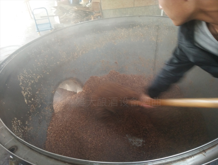 12.15釀白酒設(shè)備做酒，酒糟養(yǎng)豬