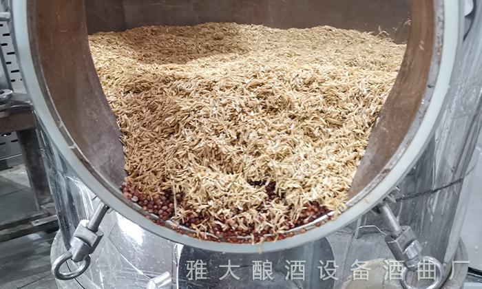 加輔料時，用蒸酒設備將稻殼蒸后再用