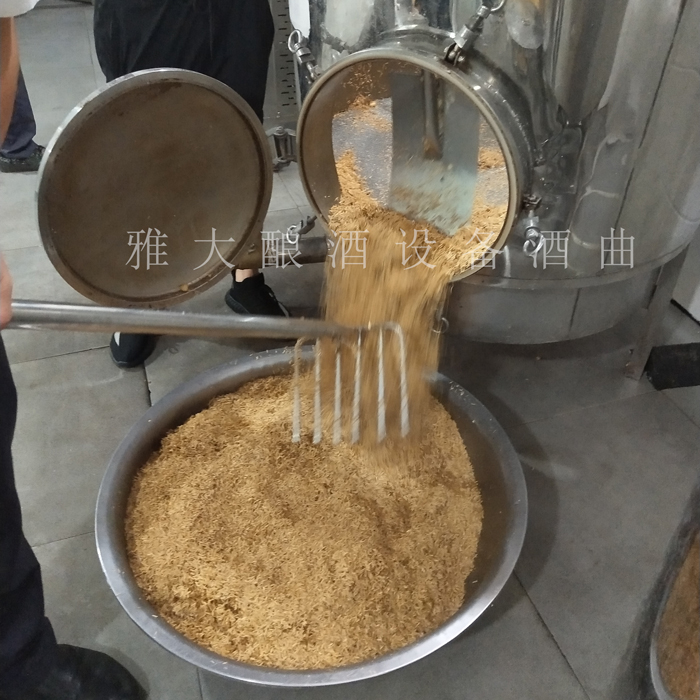 4.20固態(tài)加輔料時(shí)，用蒸酒設(shè)備將稻殼蒸后再用
