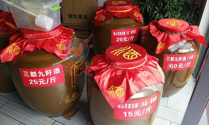 春節(jié)備貨大戰(zhàn)打響，用做酒設(shè)備釀酒的純糧酒坊已進(jìn)入賣酒高峰 5.jpg