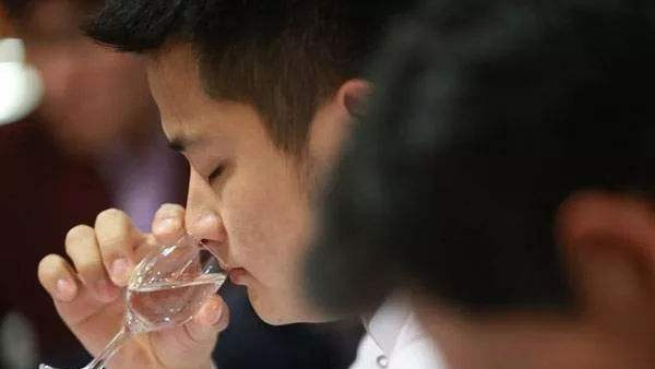 用生料釀酒設(shè)備做酒如何提升口感？