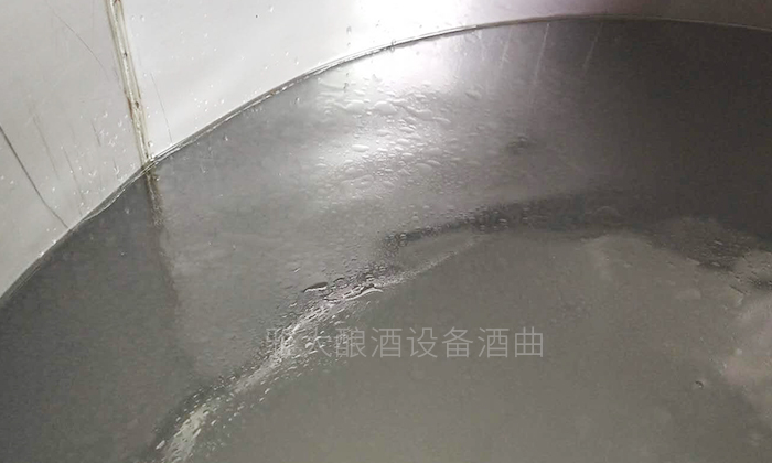 玉米釀酒設(shè)備做的尾酒中雜醇油含量高，易引起酒苦
