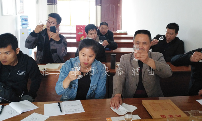 9.18釀酒蒸餾設(shè)備做酒是一個(gè)投資小，回報(bào)快的項(xiàng)目