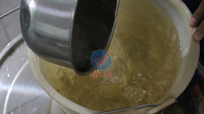 3、橙子釀酒技術(shù)-按比例稱好冰糖，并加熱水融化