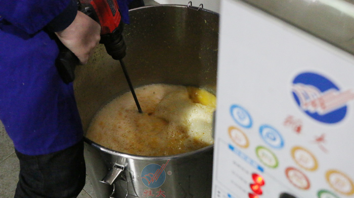 4、橙子酒釀酒技術(shù)-加入冰糖水后打漿