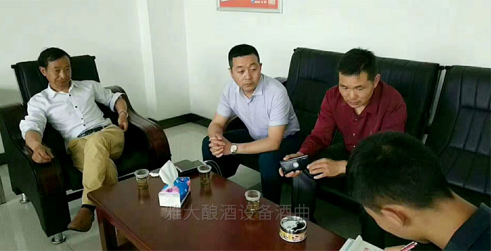 饒總一行人來雅大考察蒸汽釀酒設備