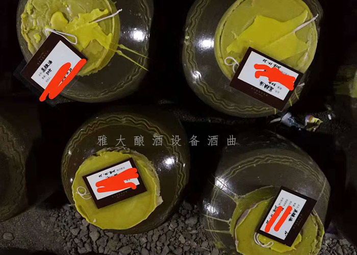 私人定制洞藏酒，每一壇上都寫上顧客的名字