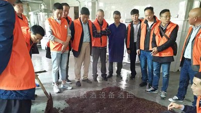 釀酒跟老師傅學(xué)工藝，不如來(lái)雅大釀酒設(shè)備廠家學(xué)全套釀酒技術(shù)