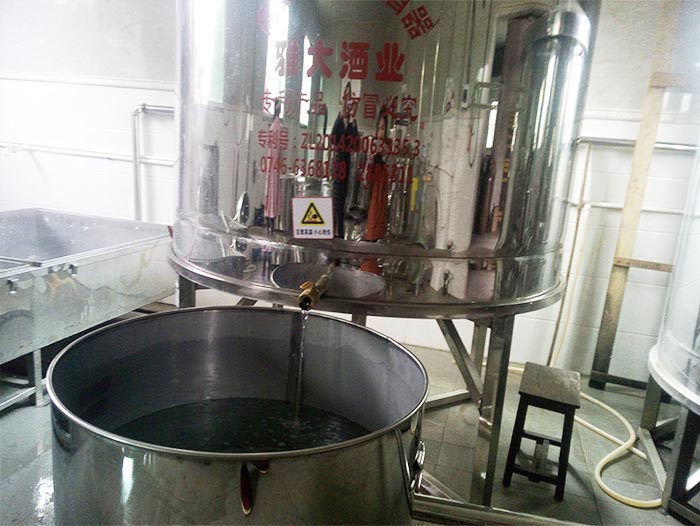 10.21從白酒釀造設備剛蒸出來的原漿酒